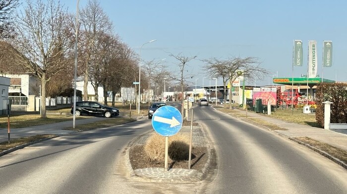 Links vom Fahrbahnteiler überholte ein Rotkreuzfahrer ein Auto - tödlicher Unfall!