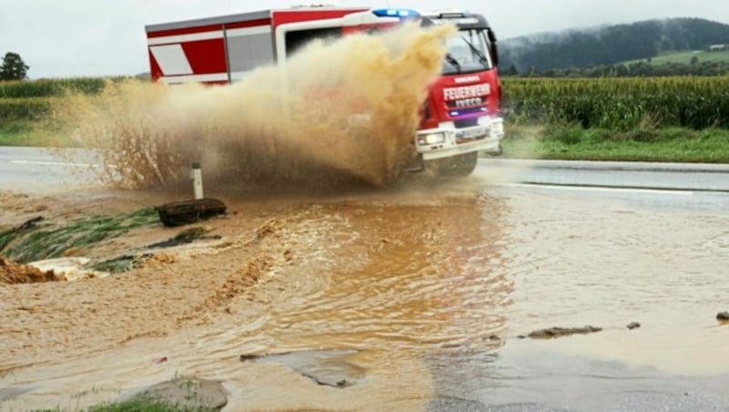 Wasser, Sand und Erde, wo diese Elemente nicht hingehören: Starkregen und Unwetter sorgten für massive Schäden, die noch lange nicht behoben sind. Die Krone hilft. (Bild: Rojsek-Wiedergut Uta)