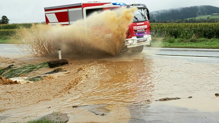 Wasser, Sand und Erde, wo diese Elemente nicht hingehören: Starkregen und Unwetter sorgten für ...
