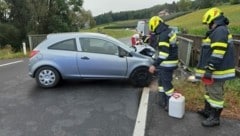 Das Auto wurde beim Unfall schwer beschädigt. (Bild: Feuerwehr Ottendorf an der Rittschein)