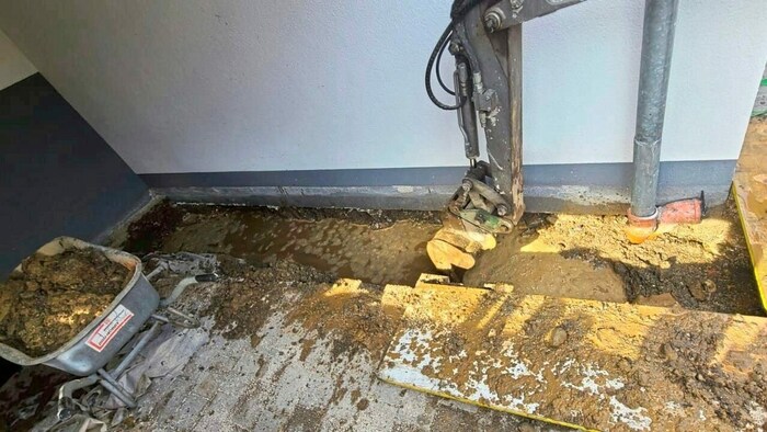 Rund um das Haus mussten nach dem Unwetter Drainagen verlegt werden.