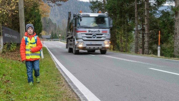 Im Bezirk Perg fürchten viele Eltern, dass ihre Kinder neben stark befahrenen Straßen den Schulweg gehen müssen. (Bild: Haijes Jack)