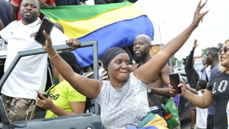 Auf den Straßen von Libreville wurde der Putsch mit Jubel begrüßt. (Bild: APA/AFP)