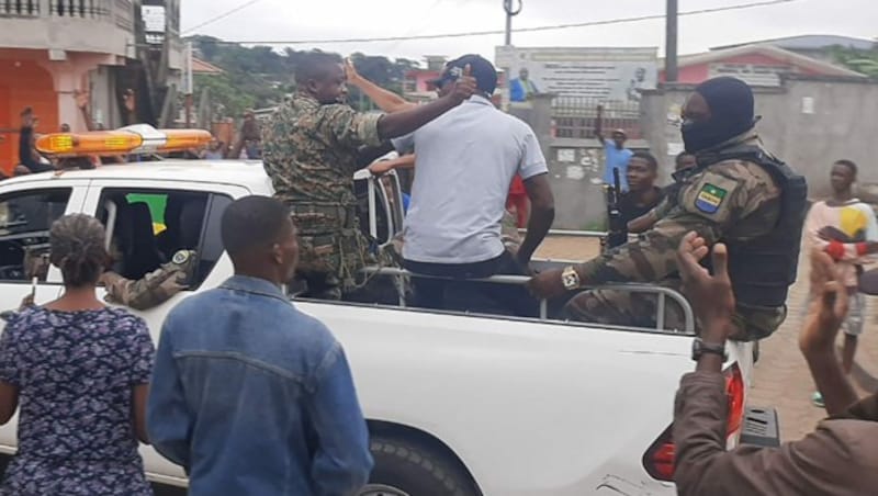 In der Hauptstadt Libreville gab es Applaus für die Soldaten. (Bild: APA/AFP)