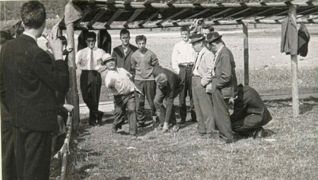 Die Kegler am Bleiburger Wiesenmarkt im Jahr 1962. Heuer wird wieder eine Kegelbahn aufgebaut! Aber nicht um Haus und Hof gespielt.... (Bild: Archiv Othmar Mory)