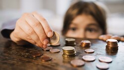 Für Kinder aus armutsgefährdeten Familien ist der Schulstart besonders hart. (Bild: stock.adobe.com null)