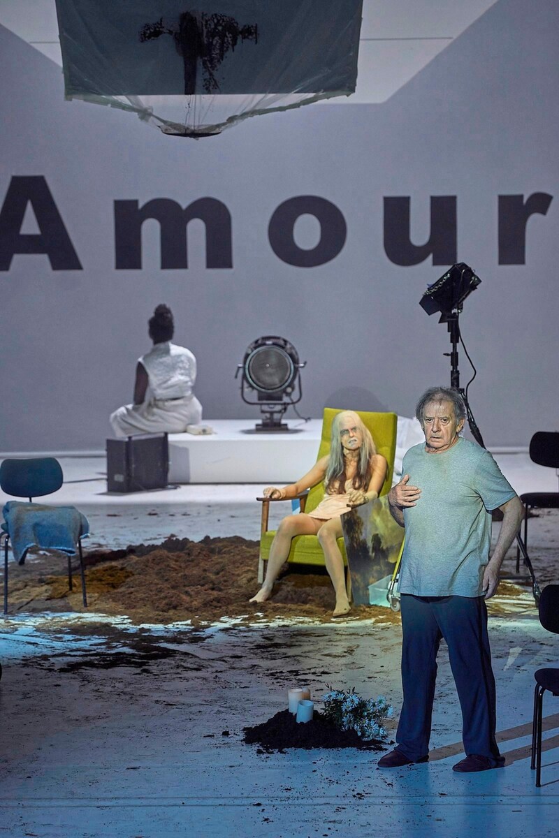 Zäh: Joyce Sanhá, Katharina Bach, André Jung (v. li. n. re.) in „Amour“ nach Haneke (Bild: Matthias Horn)