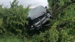 Das Auto der 30-jährigen Lenkerin hing in einem Baum fest. (Bild: FF Eberstalzell)