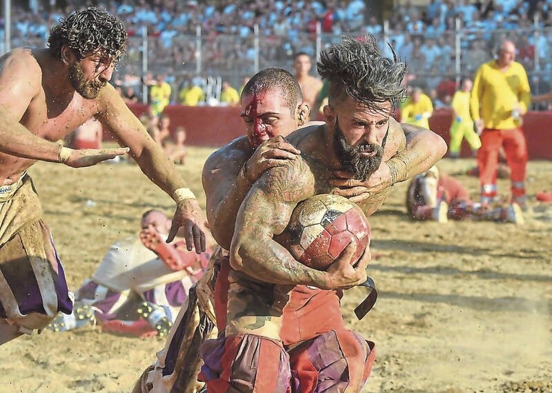 „Calcio Storico“ - seit dem 15. Jahrhundert kämpfen Teams der vier Stadtviertel in einem Mix aus Fußball, Rugby und Kampfsport um die Ehre. (Bild: ANSA)