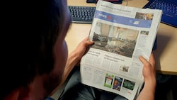 Der Verband Österreichischer Zeitungen (VÖZ) wies im Mai mit einer gedruckten „ORF-Zeitung“ auf die Zeitungsähnlichkeit von orf.at hin. (Bild: APA/MARTIN FICHTER-WÖSS)