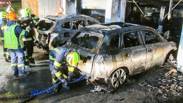 Die beiden Autos brannten völlig aus. (Bild: FF Bad Goisern)