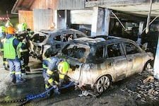 Die beiden Autos brannten völlig aus. (Bild: FF Bad Goisern)