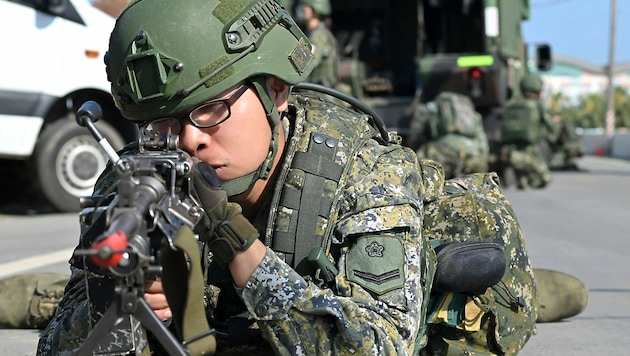 Ein taiwanesischer Soldat während einer Übung in Taoyuan im Norden der Insel (Bild: APA/AFP/Sam Yeh)
