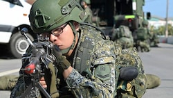 Ein taiwanesischer Soldat während einer Übung in Taoyuan im Norden der Insel (Bild: APA/AFP/Sam Yeh)