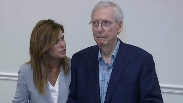 McConnell schien kurz zu erstarren und war nicht in der Lage, eine Frage eines Reporters zu ...