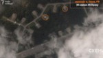 Auf der Satellitenaufnahme sind zwei beschädigte russische Transportflugzeuge zu sehen. (Bild: Radio Swoboda)