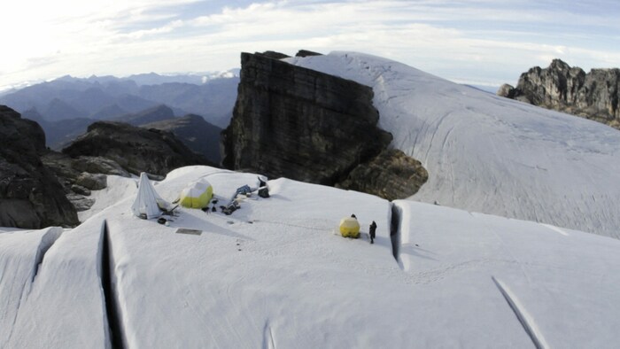 Der gut 4800 Meter hohe Berg Puncak Jaya auf der Insel Neuguinea ist auch als Carstensz-Pyramide ...