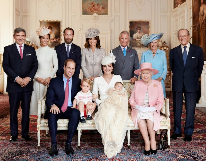 Hinten (von links nach rechts) stehend: Michael Middleton, Pippa Matthews, James Middleton, Carole Middleton, König Charles und Königin Camilla sowie der verstorbene Prinz Phillip. (Bild: Mario Testino / PA / picturedesk.com)