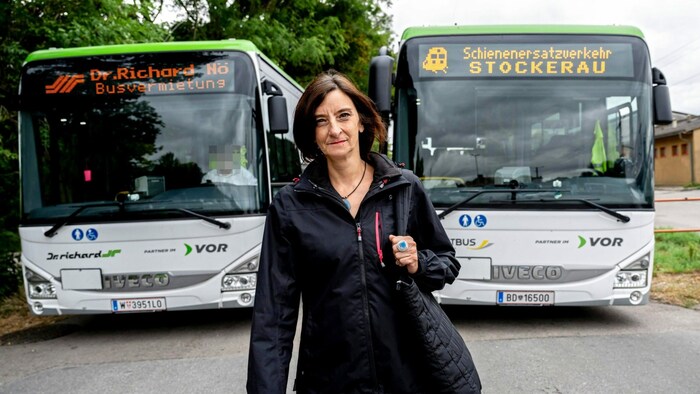 Frau Biro ist erschöpft von den täglichen Strapazen der sommerlichen Pendlerei.