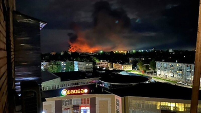 Eine dicke Rauchsäule ragt nach der Drohnenattacke über der russischen Stadt Pskow empor, vier Il-76 sollen zerstört worden sein. (Bild: ASSOCIATED PRESS)