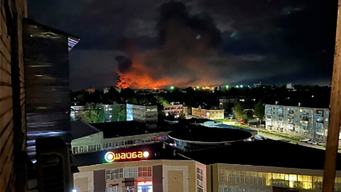 Eine dicke Rauchsäule ragt nach der Drohnenattacke über der russischen Stadt Pskow empor, vier ...