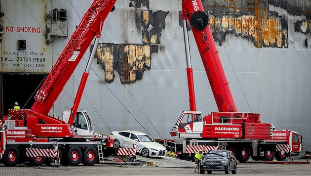 Der abgebrannte Frachter wird nun entladen, doch das gestaltet sich enorm schwierig. (Bild: APA/AFP/ANP/Emiel Muijderman)