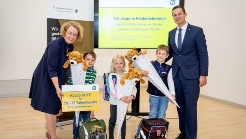 Bildungs-Landesrätin Christiane Teschl-Hofmeister (li.), Kristan Eicher, Lea Wetzel, Eliah Grünn und Bildungsdirektor Karl Fritthum (Bild: Gerhard Pfeffer)