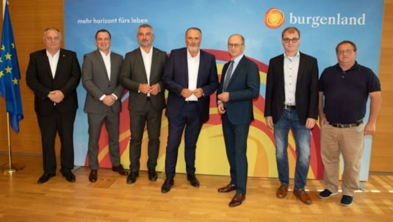 Ziehen an einem Strang: Wolfgang Werderits (VBB) Paul Blaguss, Landesrat Heinrich Dorner, Landeshauptmann Hans Peter Doskozil, Hubert Kuzdas (Postbus AG), Werner Gumprecht (Dr. Richard Gruppe und Günther Glöckl (Draisinentour). (Bild: LMS)