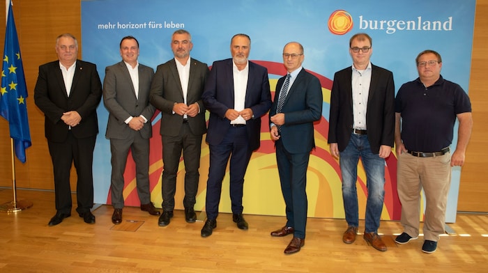 Ziehen an einem Strang: Wolfgang Werderits (VBB) Paul Blaguss, Landesrat Heinrich Dorner, ...