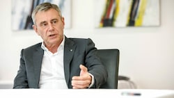 „Was sollen wir noch alles tun?“, fragt Heinrich Schaller, Generaldirektor der Raiffeisenlandesbank Oberösterreich. (Bild: RLB OÖ/Hermann Wakolbinger)