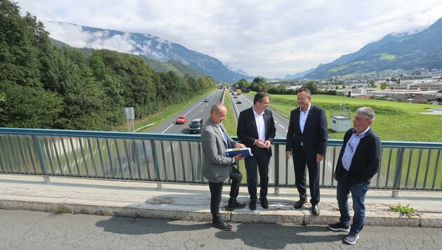 Von links: Gerhard Steinlechner (Bürgerinitiative), Stefan Siegele (Asfinag), BM Karl-Josef Schubert und Fritz Gurgiser (Transitforum Austria). (Bild: Birbaumer Christof)