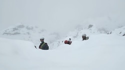 Die Ehrwalder Bergretter kämpften sich mit der bzw. für die Frau durch die Schneemassen. (Bild: Bergrettung Ehrwald)