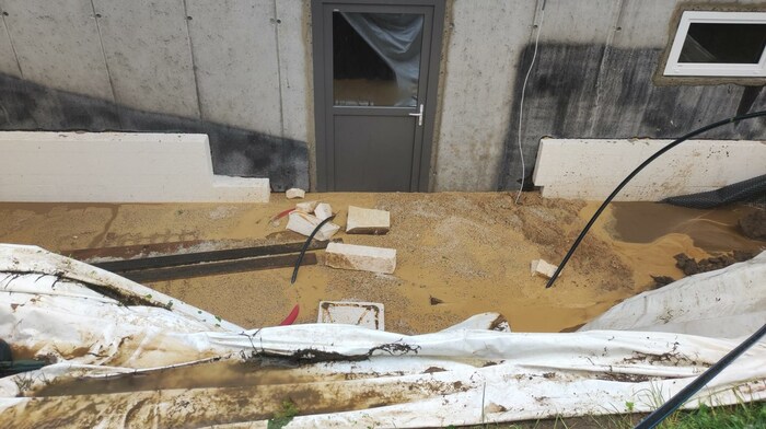 Das Hochwasser hat schwer Schäden am Haus verursacht