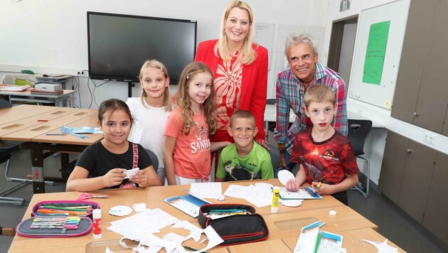 Landesrätin Daniela Winkler und Autor Thomas Brezina wollen mit der neuen Aktion Kinder für das Lesen begeistern (Bild: Judt Reinhard)