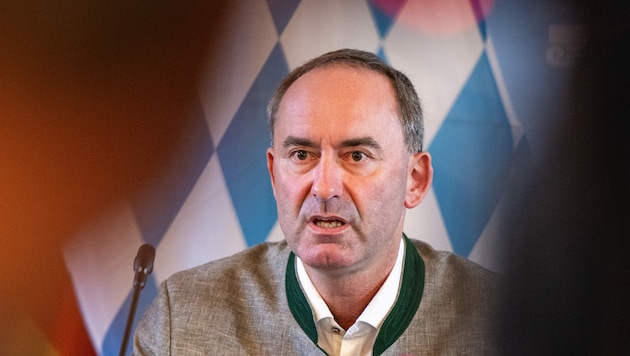 Bayerns Vize-Chef bat am Donnerstag bei einer Pressekonferenz um Entschuldigung. (Bild: APA/dpa/Lennart Preiss)