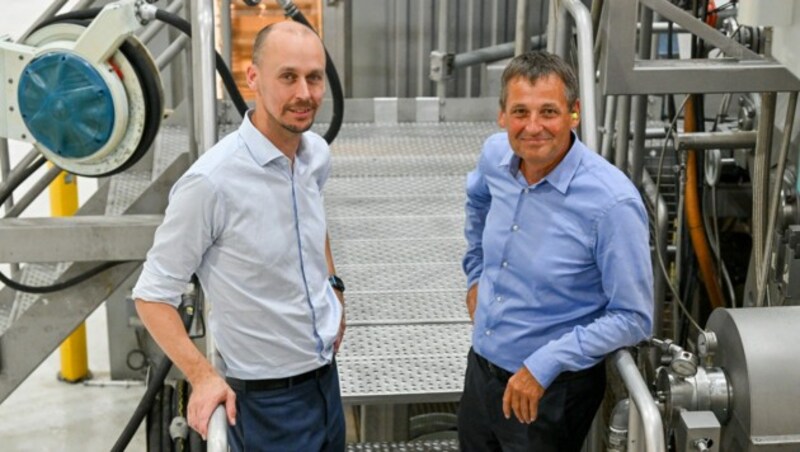 „Wir müssen weg vom Erdgas“, sagt Sebastian Heinzel (l.), hier mit Thomas Welt, dem Chef der Papierfabrik in Laakirchen. (Bild: Harald Dostal)