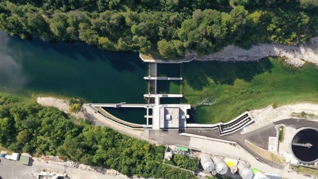 Das eigene Wasserkraftwerk dient der Papierfabrik Laakirchen ebenso zur Stromerzeugung wie die Photovoltaikanlagen auf den Dächern. (Bild: Heinzel Group)