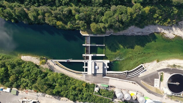 Das eigene Wasserkraftwerk dient der Papierfabrik Laakirchen ebenso zur Stromerzeugung wie die Photovoltaikanlagen auf den Dächern. (Bild: Heinzel Group)