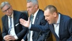 Für ihr Mietenpaket bräuchte die Regierung eine Zwei-Drittel-Mehrheit - deutlich ablehnend fiel dazu die Reaktion von SPÖ-Klubobmann Philip Kucher aus. (Bild: APA/Roland Schlager)