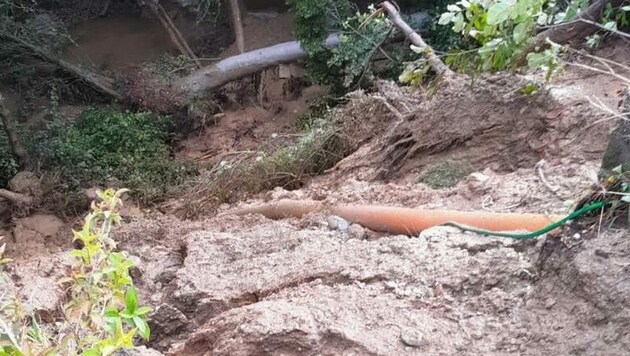 Der Hang unter der Wasserleitung wurde unterspült. (Bild: zvg)