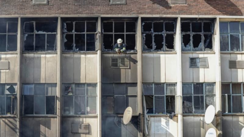 In dem Haus gab es Dutzende informelle Behausungen. (Bild: APA/AFP/Michele Spatari)