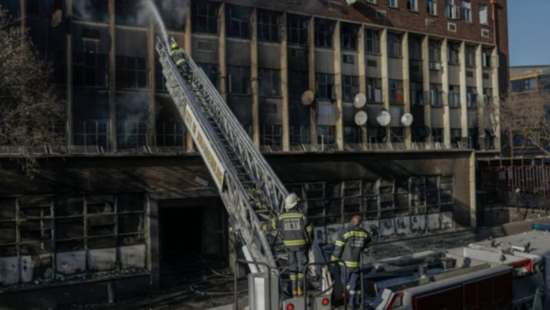 Ein fünfstöckiges Gebäude stand in Flammen. (Bild: APA/AFP/Michele Spatari)