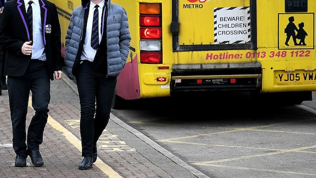 Für zahlreiche britische Schülerinnen und Schüler beginnt das Schuljahr in einem Ausweichquartier. (Bild: APA/AFP/Oli SCARFF)
