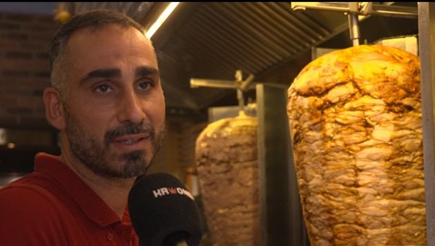 „Wir verkaufen jetzt sogar mehr Kebab als vorher“, verrät uns der Verkäufer am Stand. (Bild: krone.tv)