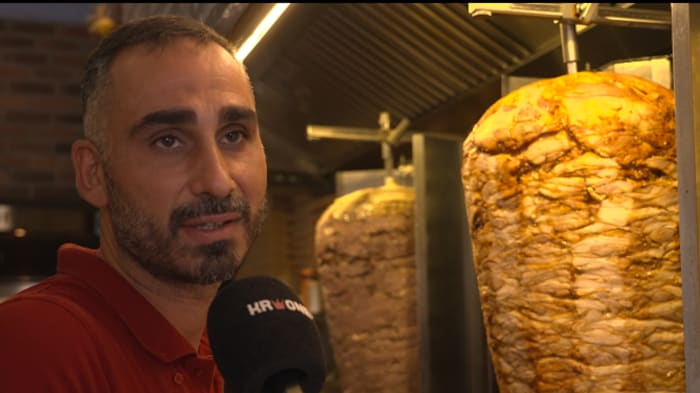 „Wir verkaufen jetzt sogar mehr Kebab als vorher“, verrät uns der Verkäufer am Stand.