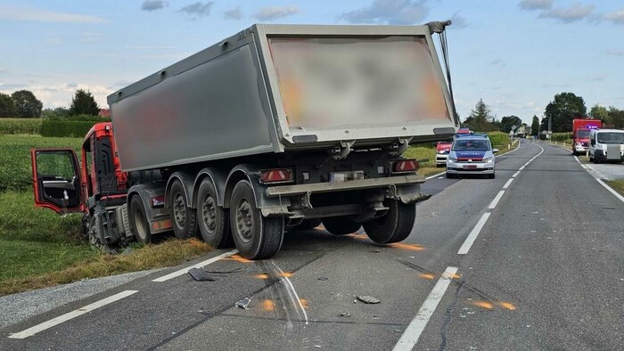 Der Lastwagen landete im Straßengraben.