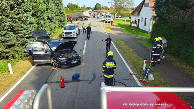 Gleich drei beschädigte Fahrzeuge an der Unfallstelle (Bild: Johannes Schreiner/FF Mureck)