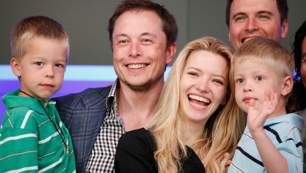 Elon Musk mit seiner zweiten Frau, Talulah Riley und den Zwillingen Griffin (links) und Xavier. (Bild: Mark Lennihan / dpa Picture Alliance / picturedesk.com)