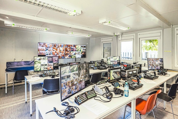 Voller Fokus: 33 Kameras im Haus und zwei Kamera- Teams außerhalb der Hütte verfolgen jegliche ...