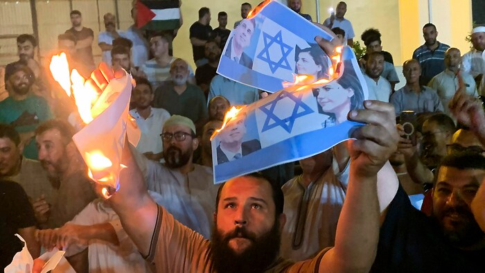Ausgedruckte Israel-Flaggen brannten bei den Protesten.